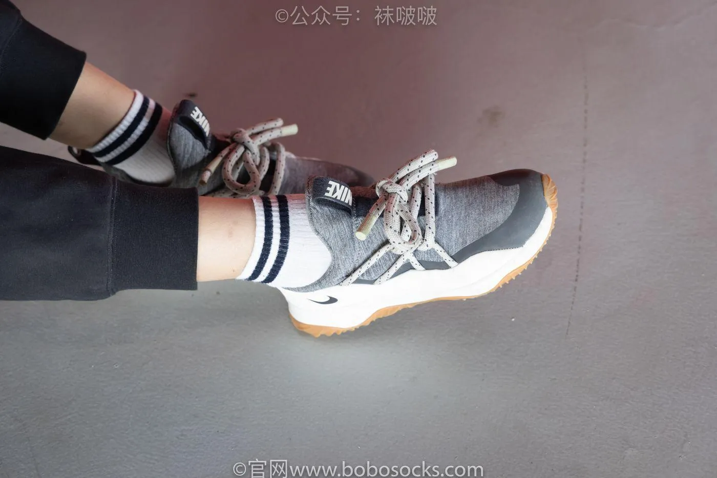 [BoBoSocks袜啵啵]NO.018 木木-运动鞋、白棉袜、裸足 [136P]插图7